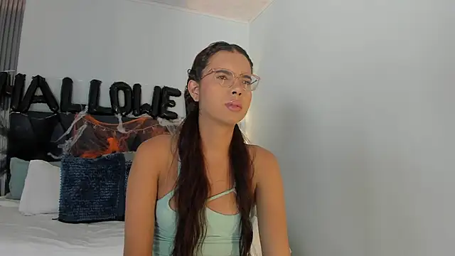 Snapshot of sara_saenz99 chatting on October 2025 08:00:02 PM sara saenz99 online show from October 2025 08:00:02 PM