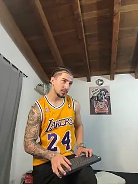 Valentino Xander online show from November 2025 11:27:02 PM