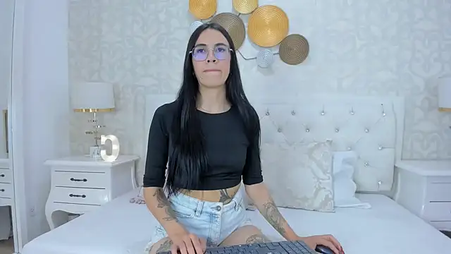 Clarisse28 online show from December 2024 06:44:01 PM