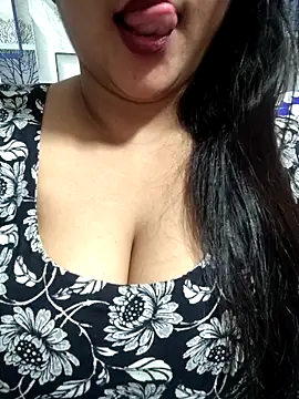 Jeenat  online show from February 2025 01:44:01 PM