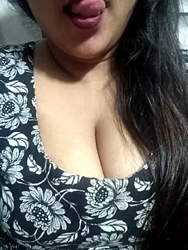 Jeenat  online show from February 2025 09:49:02 PM