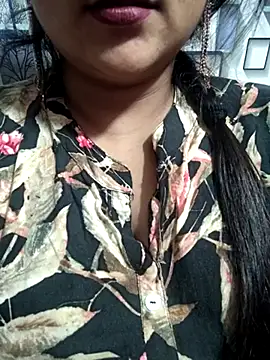 Jeenat  online show from February 2025 06:23:02 PM