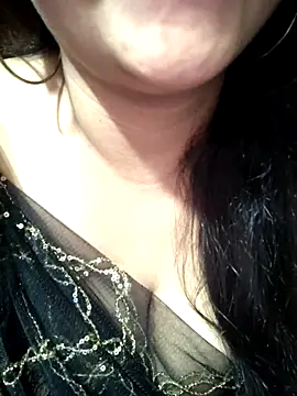 Jeenat  online show from February 2025 06:15:02 PM