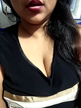 Jeenat  online show from February 2025 09:19:02 PM