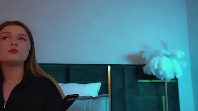 Snapshot of CrystalLyons chatting on November 2025 06:07:02 PM CrystalLyons online show from November 2025 06:07:02 PM