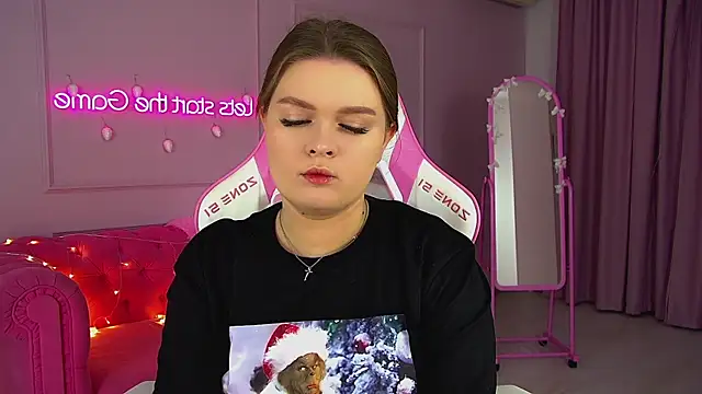 Snapshot of CrystalLyons chatting on December 2025 06:20:02 AM CrystalLyons online show from December 2025 06:20:02 AM