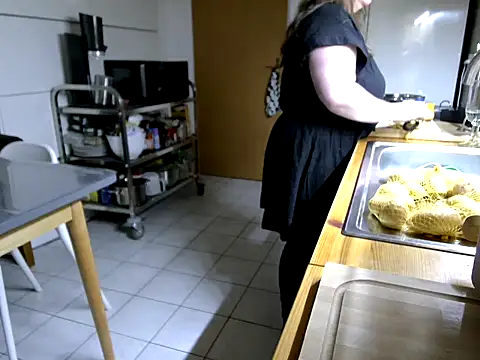 Snapshot of MarthaBriest chatting on November 2025 06:48:01 AM MarthaBriest online show from November 2025 06:48:01 AM