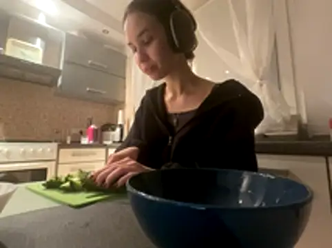 Roxie Mils online show from October 2025 07:18:01 PM