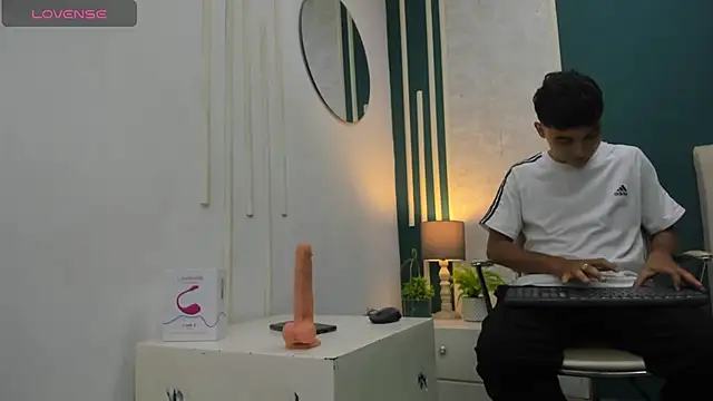 Snapshot of Austin_Cardieff chatting on December 2024 07:35:01 PM Austin Cardieff online show from December 2024 07:35:01 PM