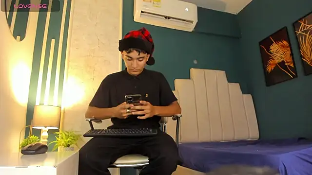 Snapshot of Austin_Cardieff chatting on December 2024 08:04:01 PM Austin Cardieff online show from December 2024 08:04:01 PM