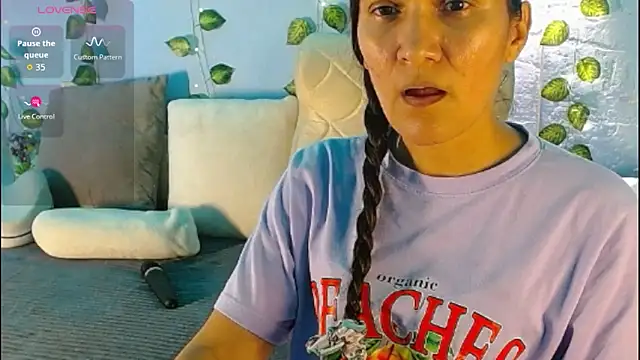 Snapshot of venus_swet_ chatting on October 2025 12:44:02 AM venus swet online show from October 2025 12:44:02 AM