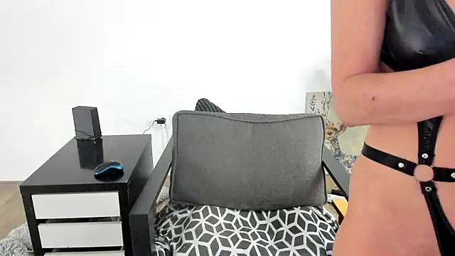 Snapshot of MendiPetite chatting on March 2025 09:51:02 AM MendiPetite online show from March 2025 09:51:02 AM