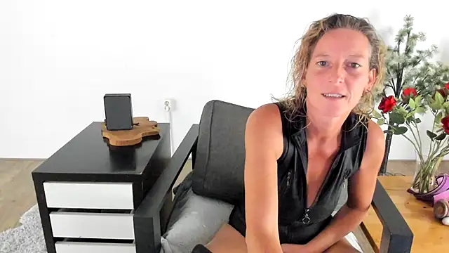Snapshot of MendiPetite chatting on September 2025 08:31:01 PM MendiPetite online show from September 2025 08:31:01 PM