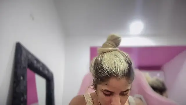 Snapshot of Susandolls chatting on November 2025 11:37:01 PM Susandolls online show from November 2025 11:37:01 PM