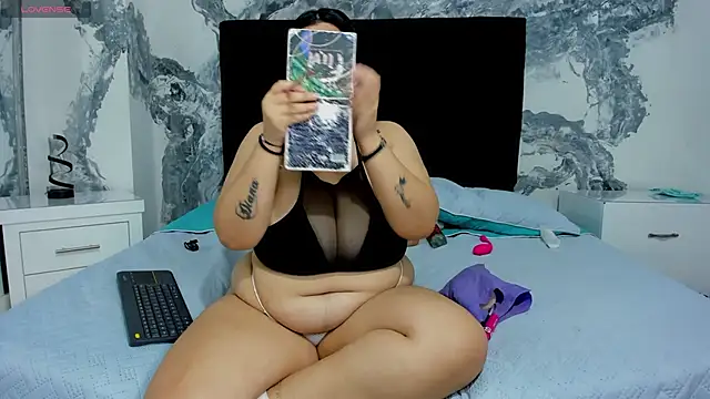 Snapshot of JulietaKane chatting on October 2025 05:00:02 AM JulietaKane online show from October 2025 05:00:02 AM