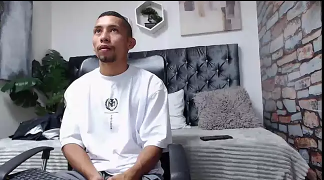 Snapshot of richar_voller chatting on December 2024 12:05:01 PM richar voller online show from December 2024 12:05:01 PM