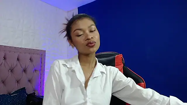 Perla prg online show from December 2024 08:32:02 PM