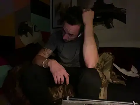 Snapshot of Gman143187 chatting on October 2025 07:40:01 AM Gman143187 online show from October 2025 07:40:01 AM