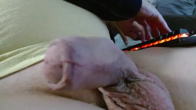 Snapshot of Heracles00 chatting on November 2025 10:26:02 PM Heracles00 online show from November 2025 10:26:02 PM