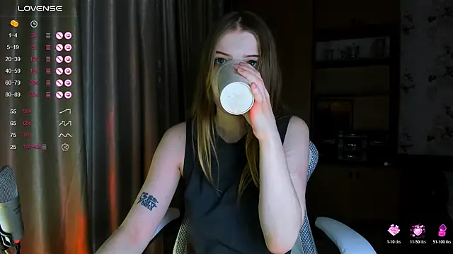 Snapshot of princessaalicc chatting on December 2025 01:49:02 PM princessaalicc online show from December 2025 01:49:02 PM