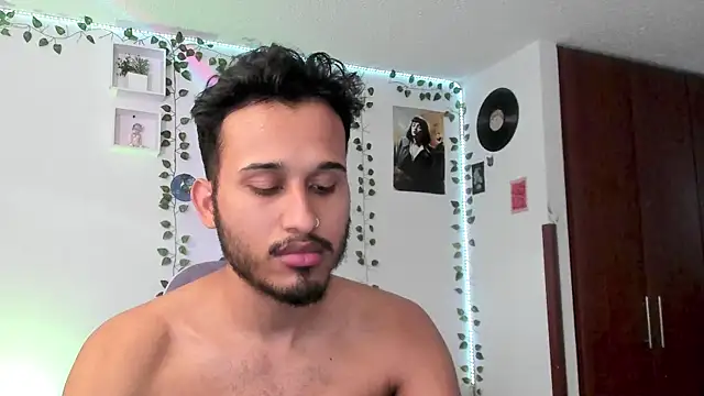 Snapshot of Raf_brunette chatting on March 2025 01:18:01 PM Raf brunette online show from March 2025 01:18:01 PM