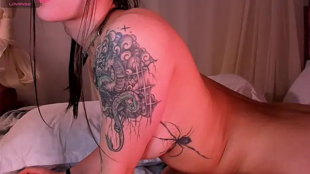 Lia Sweett  online show from December 2024 08:44:02 PM
