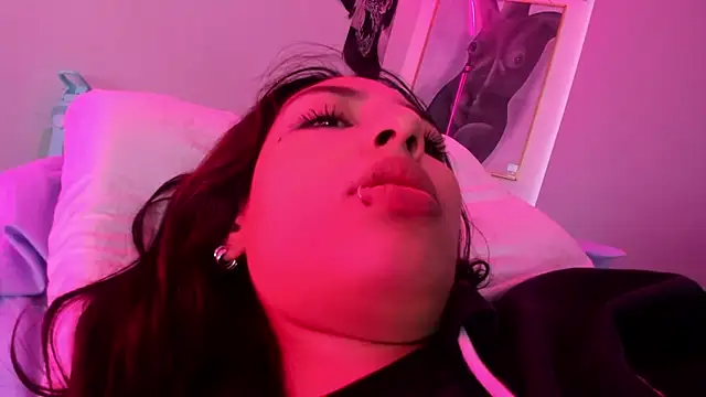 lauuraww online show from March 2025 01:37:01 PM