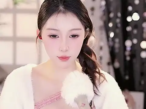Summer-Momo online show from March 2025 12:45:02 PM