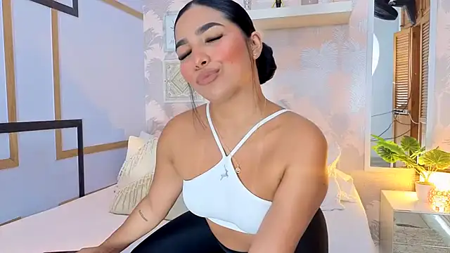 Snapshot of CharlotteGraay chatting on December 2025 07:34:02 PM CharlotteGraay online show from December 2025 07:34:02 PM