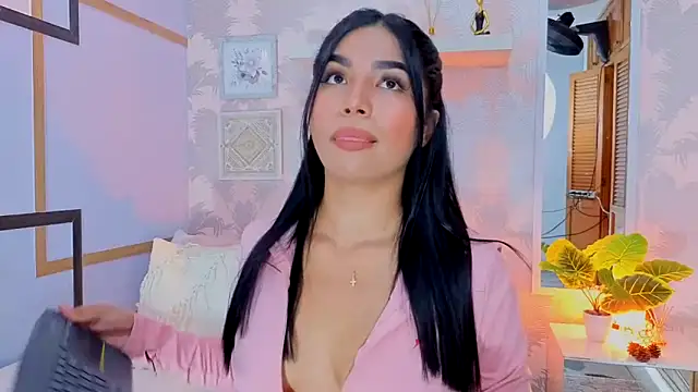 Snapshot of CharlotteGraay chatting on December 2025 07:31:01 PM CharlotteGraay online show from December 2025 07:31:01 PM