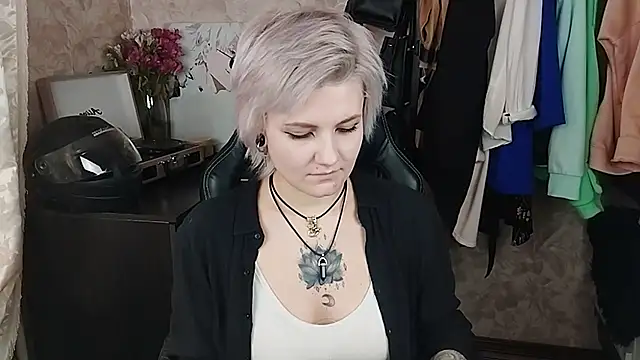 Snapshot of EvaBrownie chatting on February 2025 01:24:01 PM EvaBrownie online show from February 2025 01:24:01 PM