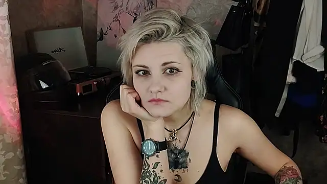 Snapshot of EvaBrownie chatting on March 2025 12:11:02 PM EvaBrownie online show from March 2025 12:11:02 PM