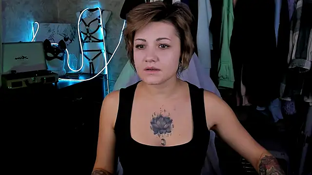 Snapshot of EvaBrownie chatting on October 2025 09:49:01 AM EvaBrownie online show from October 2025 09:49:01 AM