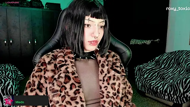 Snapshot of roxy_toxic chatting on October 2025 01:28:01 AM roxy toxic online show from October 2025 01:28:01 AM