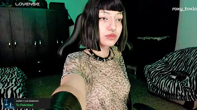 Snapshot of roxy_toxic chatting on November 2025 01:27:02 AM roxy toxic online show from November 2025 01:27:02 AM