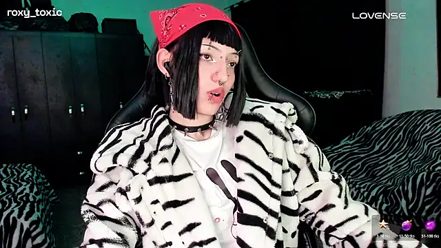 Snapshot of roxy_toxic chatting on November 2025 03:29:02 AM roxy toxic online show from November 2025 03:29:02 AM