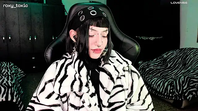 Snapshot of roxy_toxic chatting on November 2025 12:42:02 AM roxy toxic online show from November 2025 12:42:02 AM