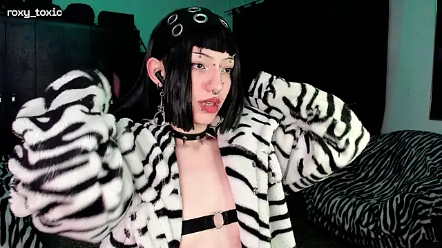 Snapshot of roxy_toxic chatting on November 2025 02:20:01 AM roxy toxic online show from November 2025 02:20:01 AM