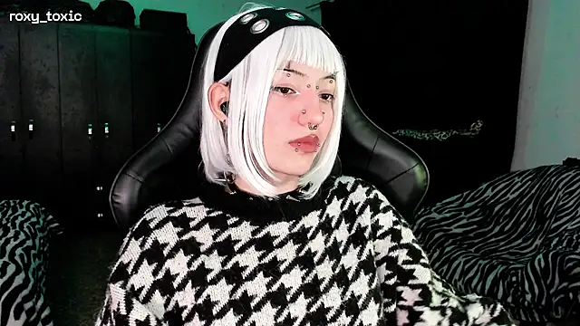 Snapshot of roxy_toxic chatting on November 2025 02:00:02 AM roxy toxic online show from November 2025 02:00:02 AM