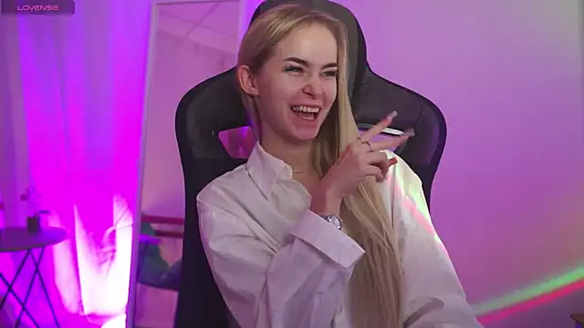 Snapshot of DakotaaJohnnson chatting on October 2025 12:19:02 PM DakotaaJohnnson online show from October 2025 12:19:02 PM