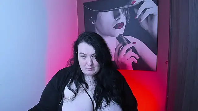 Snapshot of QueenOfHaze chatting on November 2025 07:43:01 PM QueenOfHaze online show from November 2025 07:43:01 PM