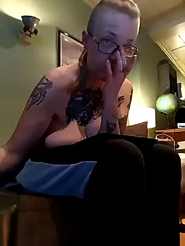 Snapshot of Astrid-Gilbert chatting on February 2025 09:43:01 PM Astrid-Gilbert online show from February 2025 09:43:01 PM