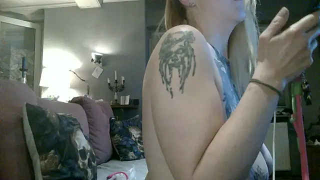 Snapshot of Astrid-Gilbert chatting on December 2025 05:07:02 PM Astrid-Gilbert online show from December 2025 05:07:02 PM