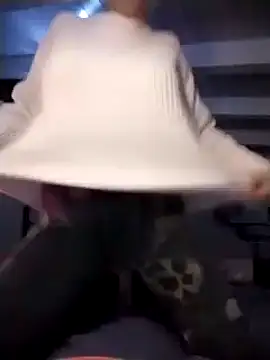 Snapshot of divinaerotica chatting on November 2025 06:19:01 PM divinaerotica online show from November 2025 06:19:01 PM