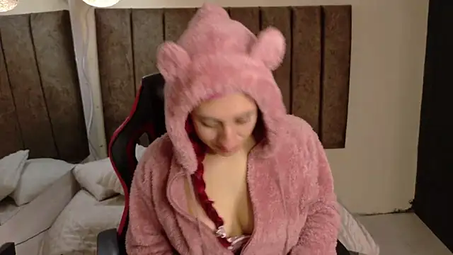 Snapshot of Alektra_bryce chatting on November 2025 07:35:01 PM Alektra bryce online show from November 2025 07:35:01 PM