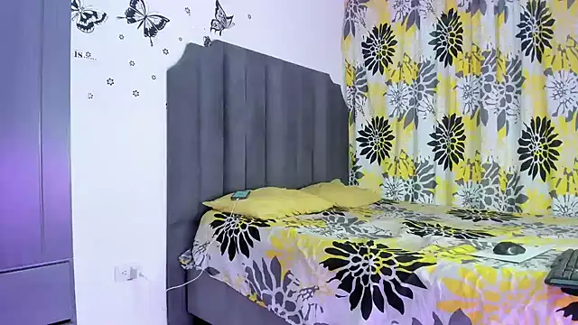 Snapshot of moree_Queen chatting on November 2025 07:46:01 PM moree Queen online show from November 2025 07:46:01 PM