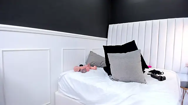 Mia Blumm  online show from March 2025 05:49:01 PM