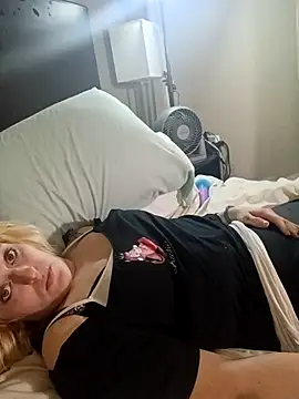 Snapshot of KITTYBOOBOOFUXX chatting on November 2025 10:15:01 AM KITTYBOOBOOFUXX online show from November 2025 10:15:01 AM