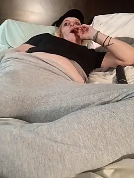 Snapshot of KITTYBOOBOOFUXX chatting on November 2025 12:33:01 AM KITTYBOOBOOFUXX online show from November 2025 12:33:01 AM