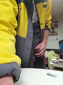 Snapshot of svenpfeifer chatting on December 2025 04:01:02 PM svenpfeifer online show from December 2025 04:01:02 PM